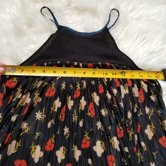 UO Cooperative Pleated Floral Swing Top Small - Picture 5 of 10